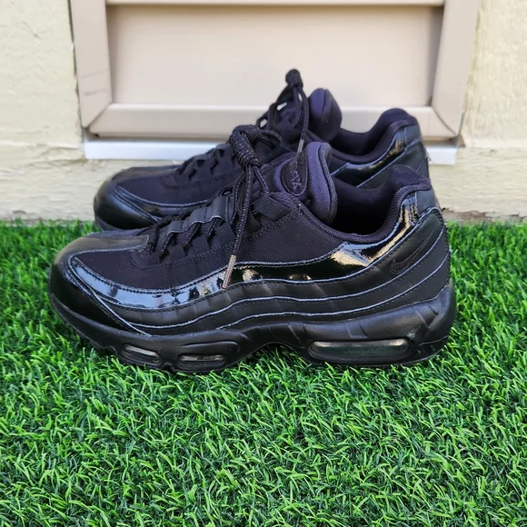 Nike Air Max 95 All Black Sneakers - Picture 5 of 6